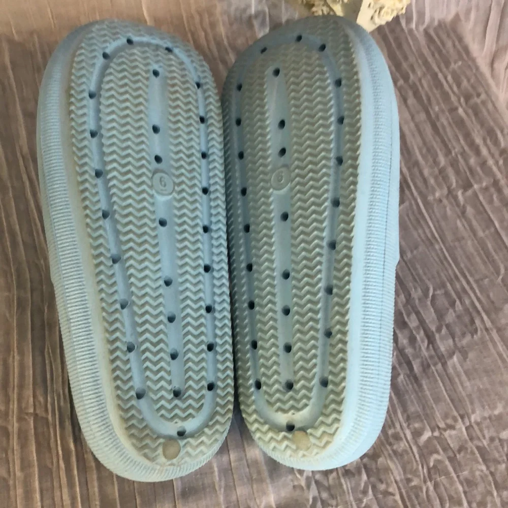 CLOUD SLIDES light blue size 6 water shoes sandals casual summer shoes